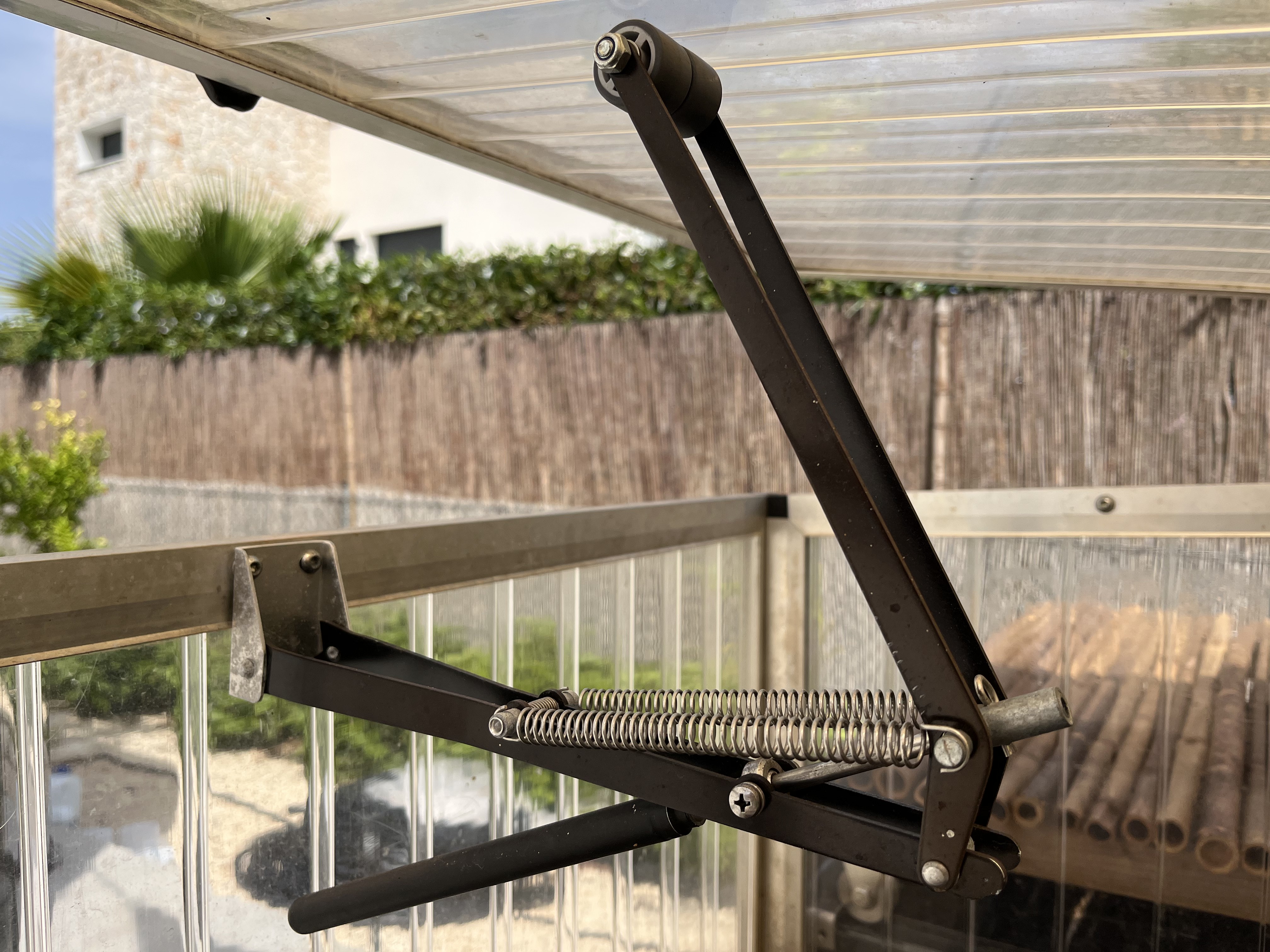Automatischer Fensteröffner für Frühbeet Pultdach und Satteldach